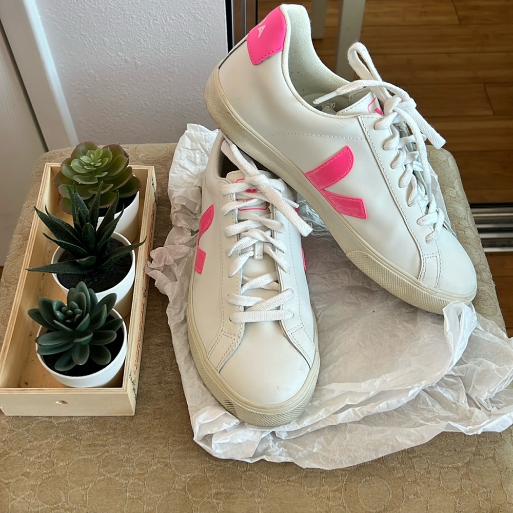 Veja Esplar Logo Sneaker, size 9